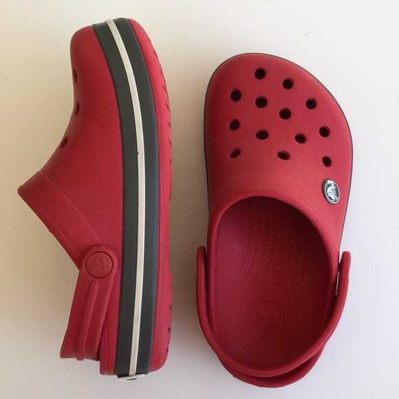 crocs red black